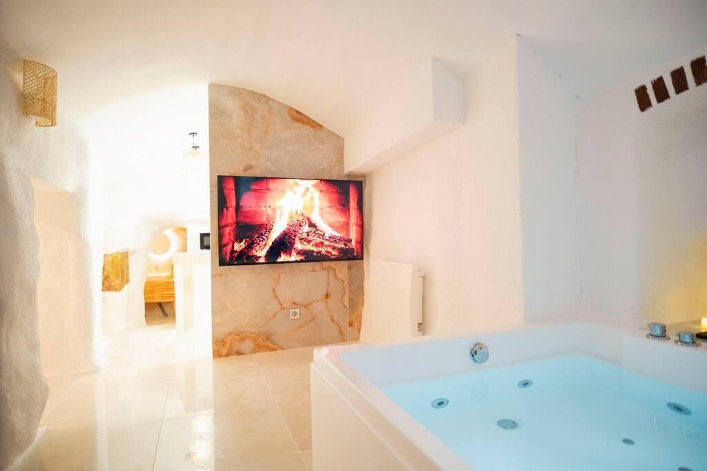 Le Temple D'Aphrodite, Appartement Avec Spa Vienne  Bagian luar foto