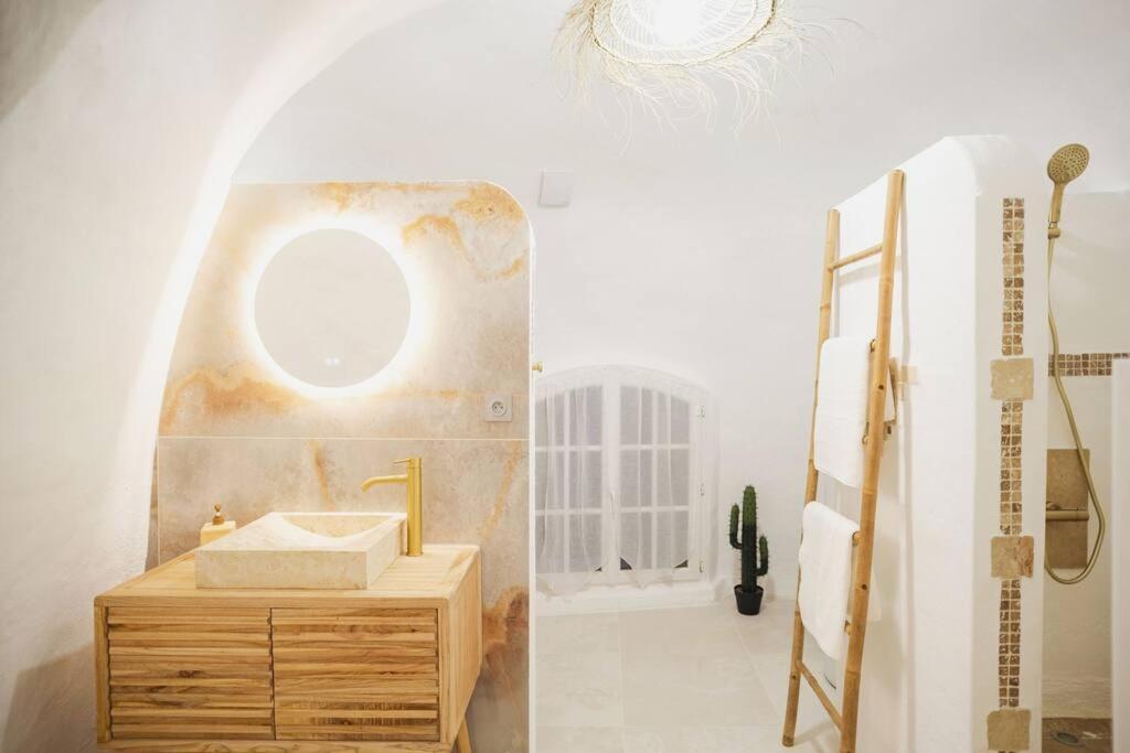 Le Temple D'Aphrodite, Appartement Avec Spa Vienne  Bagian luar foto